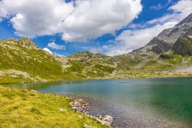 Alp dağları çok güzel bir manzara. Montblanc dağlarının manzaralı turu yaz aylarındaki güzel ışık altında dağ zirveleri ve göller, Fransız Alpleri
