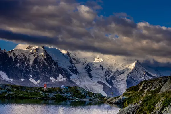 Alp dağları çok güzel bir manzara. Montblanc dağlarının manzaralı turu yaz aylarındaki güzel ışık altında dağ zirveleri ve göller, Fransız Alpleri
