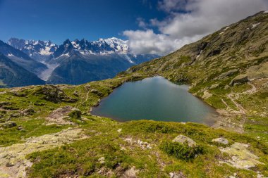 Alp dağları çok güzel bir manzara. Montblanc dağlarının manzaralı turu yaz aylarındaki güzel ışık altında dağ zirveleri ve göller, Fransız Alpleri