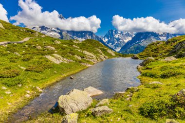 Alp dağları çok güzel bir manzara. Montblanc dağlarının manzaralı turu yaz aylarındaki güzel ışık altında dağ zirveleri ve göller, Fransız Alpleri