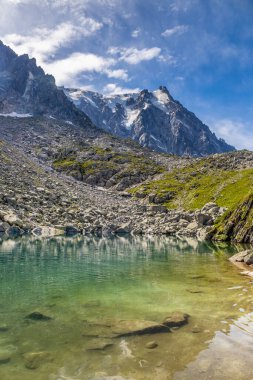 Alp dağları çok güzel bir manzara. Montblanc dağlarının manzaralı turu yaz aylarındaki güzel ışık altında dağ zirveleri ve göller, Fransız Alpleri