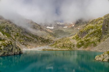 Alp dağları çok güzel bir manzara. Montblanc dağlarının manzaralı turu yaz aylarındaki güzel ışık altında dağ zirveleri ve göller, Fransız Alpleri