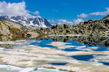 Alp dağları çok güzel bir manzara. Montblanc dağlarının manzaralı turu yaz aylarındaki güzel ışık altında dağ zirveleri ve göller, Fransız Alpleri