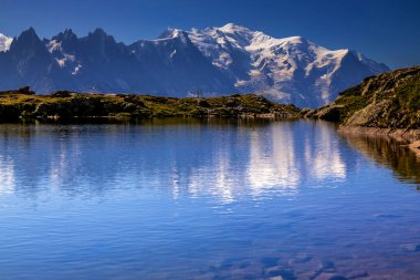 Alp dağları çok güzel bir manzara. Montblanc dağlarının manzaralı turu yaz aylarındaki güzel ışık altında dağ zirveleri ve göller, Fransız Alpleri