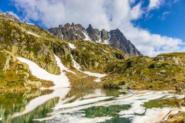Alp dağları çok güzel bir manzara. Montblanc dağlarının manzaralı turu yaz aylarındaki güzel ışık altında dağ zirveleri ve göller, Fransız Alpleri