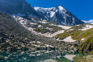 Alp dağları çok güzel bir manzara. Montblanc dağlarının manzaralı turu yaz aylarındaki güzel ışık altında dağ zirveleri ve göller, Fransız Alpleri