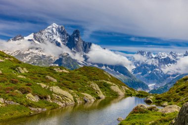 Alp dağları çok güzel bir manzara. Montblanc dağlarının manzaralı turu yaz aylarındaki güzel ışık altında dağ zirveleri ve göller, Fransız Alpleri