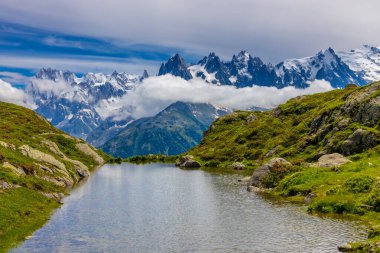Alp dağları çok güzel bir manzara. Montblanc dağlarının manzaralı turu yaz aylarındaki güzel ışık altında dağ zirveleri ve göller, Fransız Alpleri