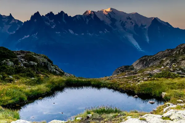 Alp dağları çok güzel bir manzara. Montblanc dağlarının manzaralı turu yaz aylarındaki güzel ışık altında dağ zirveleri ve göller, Fransız Alpleri
