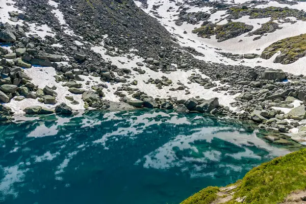 Alp dağları çok güzel bir manzara. Montblanc dağlarının manzaralı turu yaz aylarındaki güzel ışık altında dağ zirveleri ve göller, Fransız Alpleri