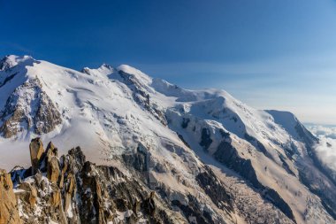 Mont Blanc, Monte Bianco Dağı zirvesi kar kubbesi Fransa 'daki Chamonix vadisinde. Avrupa 'nın Alplerdeki en yüksek zirvesi, Montblanc manzarası