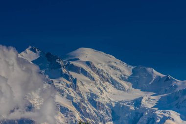 Mont Blanc, Monte Bianco Dağı zirvesi kar kubbesi Fransa 'daki Chamonix vadisinde. Avrupa 'nın Alplerdeki en yüksek zirvesi, Montblanc manzarası