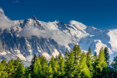 Mont Blanc, Monte Bianco Dağı zirvesi kar kubbesi Fransa 'daki Chamonix vadisinde. Avrupa 'nın Alplerdeki en yüksek zirvesi, Montblanc manzarası