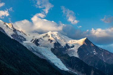 Mont Blanc, Monte Bianco Dağı zirvesi kar kubbesi Fransa 'daki Chamonix vadisinde. Avrupa 'nın Alplerdeki en yüksek zirvesi, Montblanc manzarası