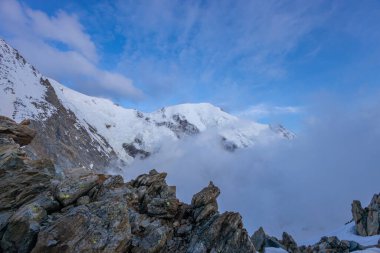 Mont Blanc, Monte Bianco Dağı zirvesi kar kubbesi Fransa 'daki Chamonix vadisinde. Avrupa 'nın Alplerdeki en yüksek zirvesi, Montblanc manzarası