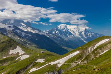 Mont Blanc, Monte Bianco Dağı zirvesi kar kubbesi Fransa 'daki Chamonix vadisinde. Avrupa 'nın Alplerdeki en yüksek zirvesi, Montblanc manzarası