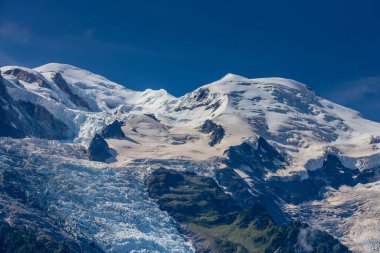 Mont Blanc, Monte Bianco Dağı zirvesi kar kubbesi Fransa 'daki Chamonix vadisinde. Avrupa 'nın Alplerdeki en yüksek zirvesi, Montblanc manzarası