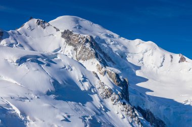 Mont Blanc, Monte Bianco Dağı zirvesi kar kubbesi Fransa 'daki Chamonix vadisinde. Avrupa 'nın Alplerdeki en yüksek zirvesi, Montblanc manzarası