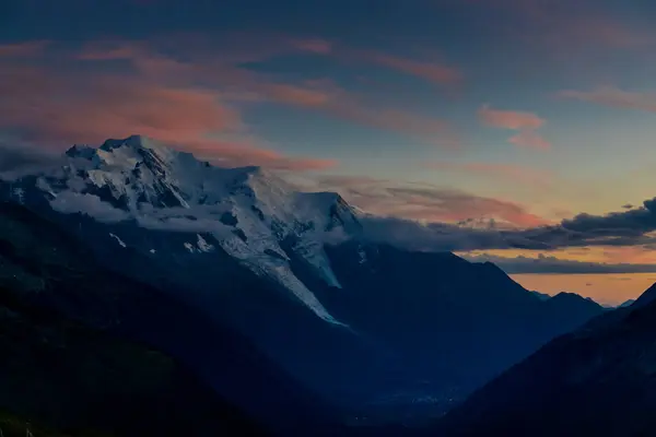 Mont Blanc, Monte Bianco Dağı zirvesi kar kubbesi Fransa 'daki Chamonix vadisinde. Avrupa 'nın Alplerdeki en yüksek zirvesi, Montblanc manzarası