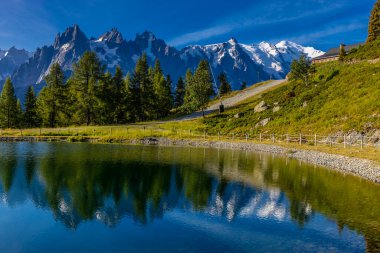 Mont Blanc, Monte Bianco Dağı zirvesi kar kubbesi Fransa 'daki Chamonix vadisinde. Avrupa 'nın Alplerdeki en yüksek zirvesi, Montblanc manzarası