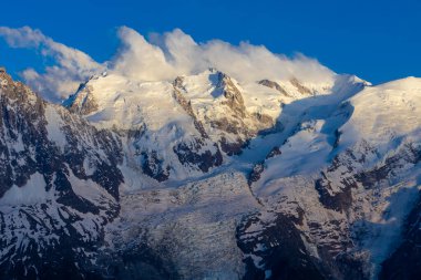 Mont Blanc, Monte Bianco Dağı zirvesi kar kubbesi Fransa 'daki Chamonix vadisinde. Avrupa 'nın Alplerdeki en yüksek zirvesi, Montblanc manzarası