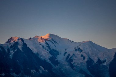 Mont Blanc, Monte Bianco Dağı zirvesi kar kubbesi Fransa 'daki Chamonix vadisinde. Avrupa 'nın Alplerdeki en yüksek zirvesi, Montblanc manzarası