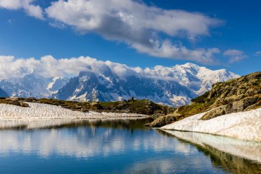 Mont Blanc, Monte Bianco Dağı zirvesi kar kubbesi Fransa 'daki Chamonix vadisinde. Avrupa 'nın Alplerdeki en yüksek zirvesi, Montblanc manzarası