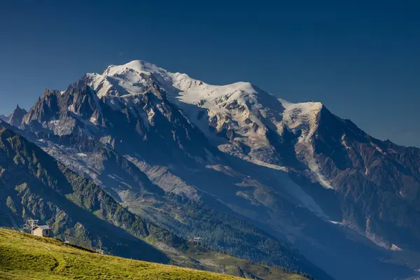 Mont Blanc, Monte Bianco Dağı zirvesi kar kubbesi Fransa 'daki Chamonix vadisinde. Avrupa 'nın Alplerdeki en yüksek zirvesi, Montblanc manzarası