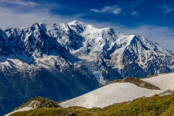 Mont Blanc, Monte Bianco Dağı zirvesi kar kubbesi Fransa 'daki Chamonix vadisinde. Avrupa 'nın Alplerdeki en yüksek zirvesi, Montblanc manzarası