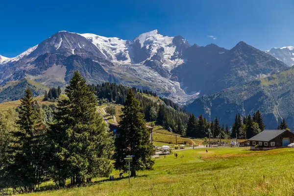 Mont Blanc, Monte Bianco Dağı zirvesi kar kubbesi Fransa 'daki Chamonix vadisinde. Avrupa 'nın Alplerdeki en yüksek zirvesi, Montblanc manzarası