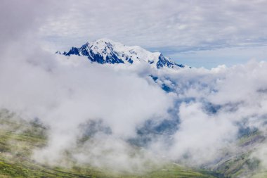 Mont Blanc, Monte Bianco Dağı zirvesi kar kubbesi Fransa 'daki Chamonix vadisinde. Avrupa 'nın Alplerdeki en yüksek zirvesi, Montblanc manzarası