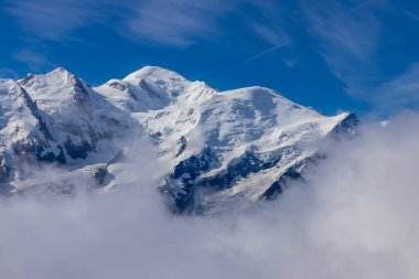 Mont Blanc, Monte Bianco Dağı zirvesi kar kubbesi Fransa 'daki Chamonix vadisinde. Avrupa 'nın Alplerdeki en yüksek zirvesi, Montblanc manzarası