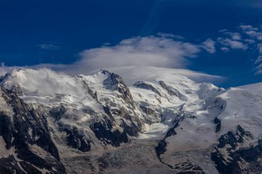 Mont Blanc, Monte Bianco Dağı zirvesi kar kubbesi Fransa 'daki Chamonix vadisinde. Avrupa 'nın Alplerdeki en yüksek zirvesi, Montblanc manzarası