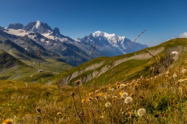 Mont Blanc, Monte Bianco Dağı zirvesi kar kubbesi Fransa 'daki Chamonix vadisinde. Avrupa 'nın Alplerdeki en yüksek zirvesi, Montblanc manzarası