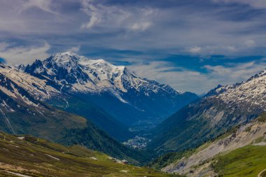 Mont Blanc, Monte Bianco Dağı zirvesi kar kubbesi Fransa 'daki Chamonix vadisinde. Avrupa 'nın Alplerdeki en yüksek zirvesi, Montblanc manzarası