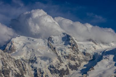 Mont Blanc, Monte Bianco Dağı zirvesi kar kubbesi Fransa 'daki Chamonix vadisinde. Avrupa 'nın Alplerdeki en yüksek zirvesi, Montblanc manzarası