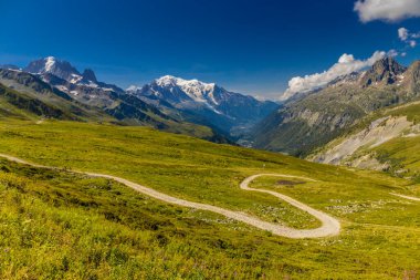 Mont Blanc, Monte Bianco Dağı zirvesi kar kubbesi Fransa 'daki Chamonix vadisinde. Avrupa 'nın Alplerdeki en yüksek zirvesi, Montblanc manzarası