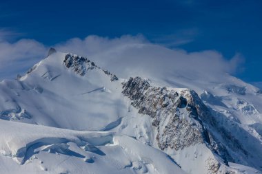 Mont Blanc, Monte Bianco Dağı zirvesi kar kubbesi Fransa 'daki Chamonix vadisinde. Avrupa 'nın Alplerdeki en yüksek zirvesi, Montblanc manzarası
