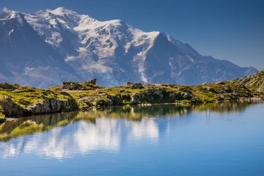 Mont Blanc, Monte Bianco Dağı zirvesi kar kubbesi Fransa 'daki Chamonix vadisinde. Avrupa 'nın Alplerdeki en yüksek zirvesi, Montblanc manzarası