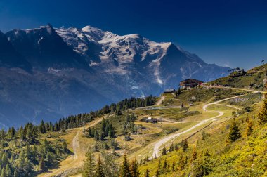 Mont Blanc, Monte Bianco Dağı zirvesi kar kubbesi Fransa 'daki Chamonix vadisinde. Avrupa 'nın Alplerdeki en yüksek zirvesi, Montblanc manzarası