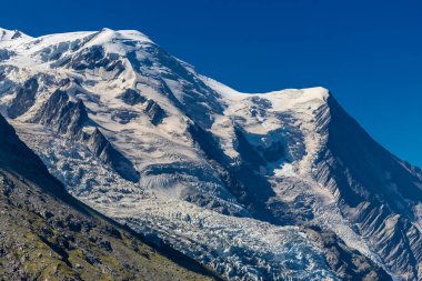 Mont Blanc, Monte Bianco Dağı zirvesi kar kubbesi Fransa 'daki Chamonix vadisinde. Avrupa 'nın Alplerdeki en yüksek zirvesi, Montblanc manzarası