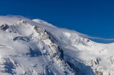 Mont Blanc, Monte Bianco Dağı zirvesi kar kubbesi Fransa 'daki Chamonix vadisinde. Avrupa 'nın Alplerdeki en yüksek zirvesi, Montblanc manzarası