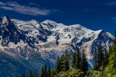 Mont Blanc, Monte Bianco Dağı zirvesi kar kubbesi Fransa 'daki Chamonix vadisinde. Avrupa 'nın Alplerdeki en yüksek zirvesi, Montblanc manzarası