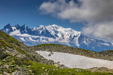 Mont Blanc, Monte Bianco Dağı zirvesi kar kubbesi Fransa 'daki Chamonix vadisinde. Avrupa 'nın Alplerdeki en yüksek zirvesi, Montblanc manzarası