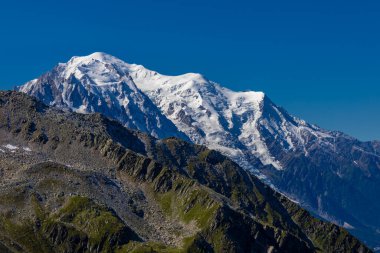 Mont Blanc, Monte Bianco Dağı zirvesi kar kubbesi Fransa 'daki Chamonix vadisinde. Avrupa 'nın Alplerdeki en yüksek zirvesi, Montblanc manzarası