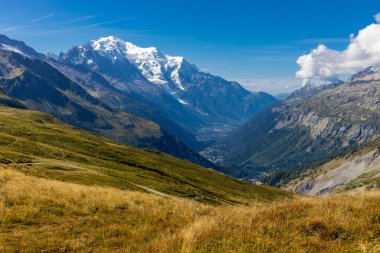Mont Blanc, Monte Bianco Dağı zirvesi kar kubbesi Fransa 'daki Chamonix vadisinde. Avrupa 'nın Alplerdeki en yüksek zirvesi, Montblanc manzarası