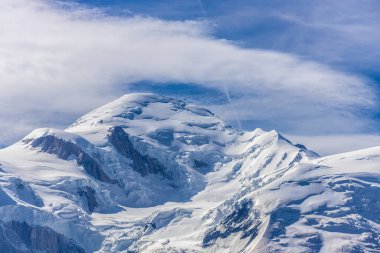 Mont Blanc, Monte Bianco Dağı zirvesi kar kubbesi Fransa 'daki Chamonix vadisinde. Avrupa 'nın Alplerdeki en yüksek zirvesi, Montblanc manzarası