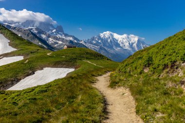 Mont Blanc, Monte Bianco Dağı zirvesi kar kubbesi Fransa 'daki Chamonix vadisinde. Avrupa 'nın Alplerdeki en yüksek zirvesi, Montblanc manzarası