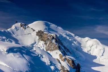 Mont Blanc, Monte Bianco Dağı zirvesi kar kubbesi Fransa 'daki Chamonix vadisinde. Avrupa 'nın Alplerdeki en yüksek zirvesi, Montblanc manzarası