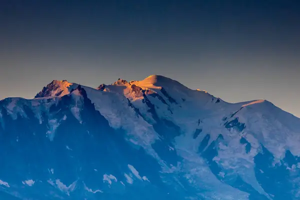 Mont Blanc, Monte Bianco Dağı zirvesi kar kubbesi Fransa 'daki Chamonix vadisinde. Avrupa 'nın Alplerdeki en yüksek zirvesi, Montblanc manzarası